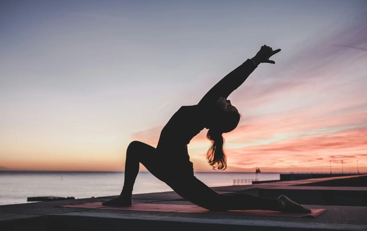 Hai le anche rigide? Bastano 12 minuti di questo allenamento yoga per sentirti rinato