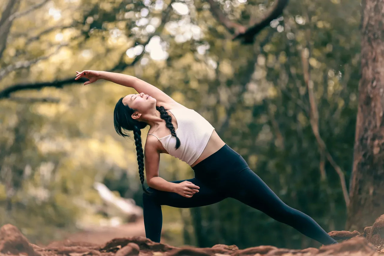 Hai le anche rigide? Bastano 12 minuti di questo allenamento yoga per sentirti rinato Immagine selezionata