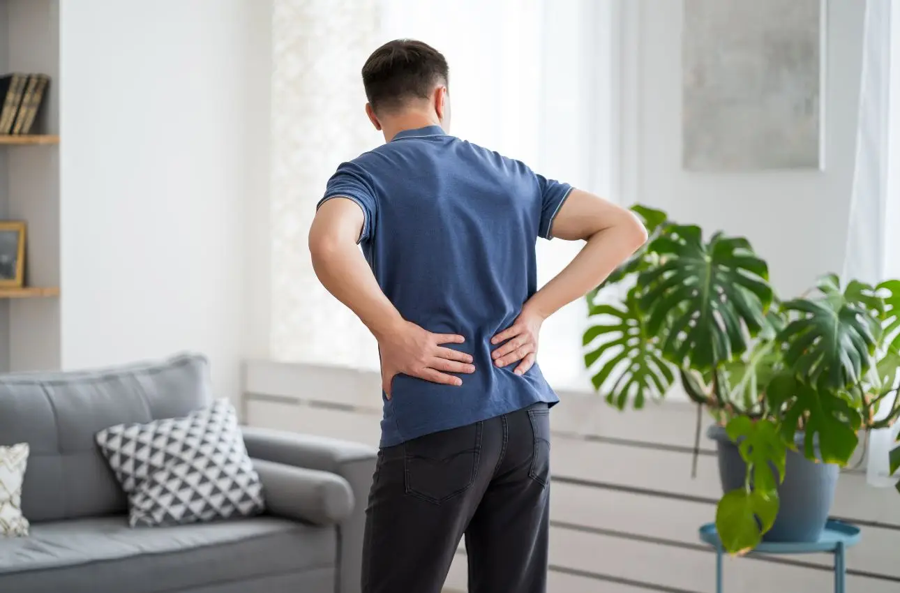 Hai le anche rigide? Bastano 12 minuti di questo allenamento yoga per sentirti rinato Immagine selezionata
