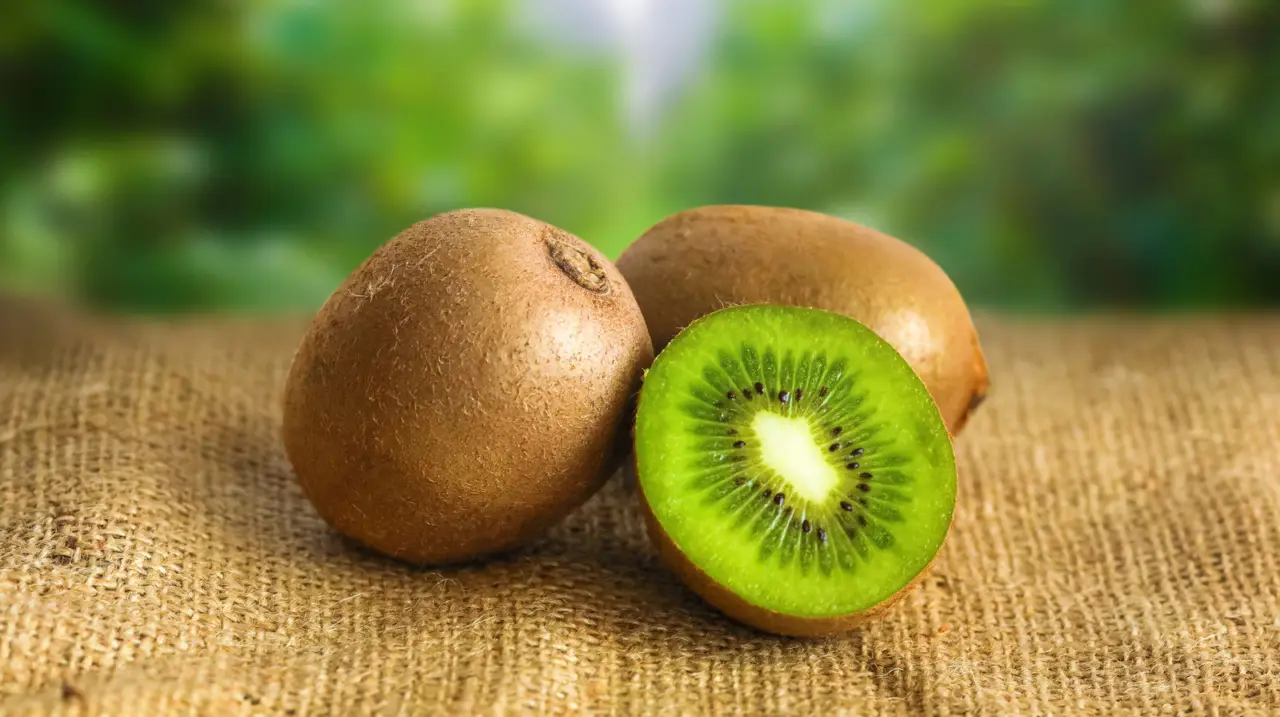 Kiwi a stomaco vuoto vantaggi e possibili rischi