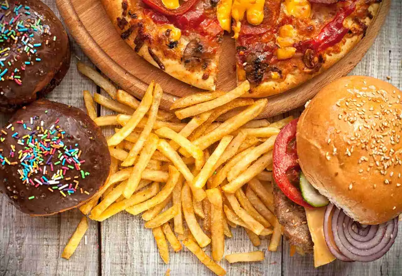Colesterolo alto: gli alimenti da evitare assolutamente Immagine selezionata