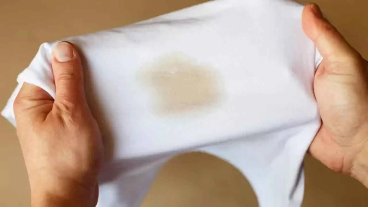 4 metodi infallibili per dire addio alle macchie di candeggina sui vestiti