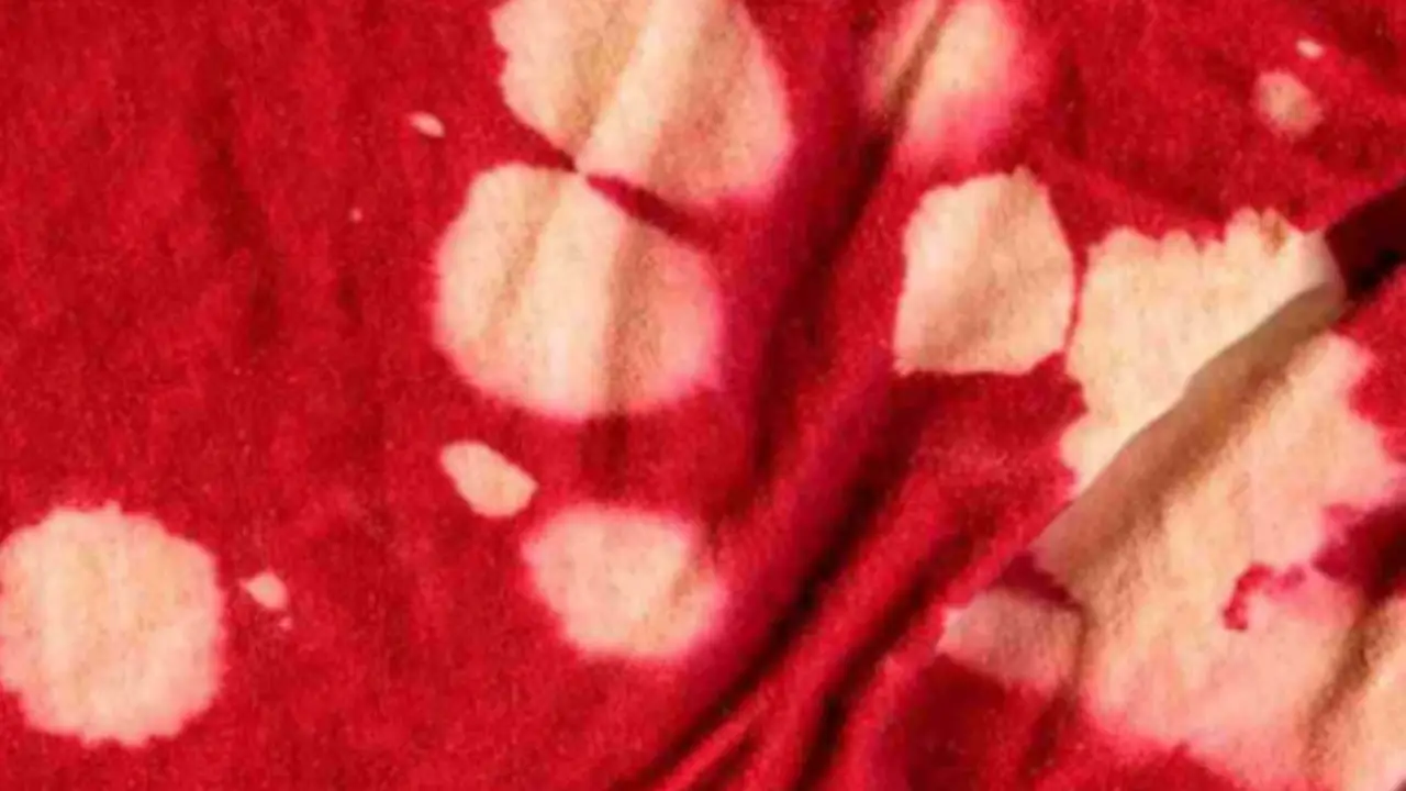 4 metodi infallibili per dire addio alle macchie di candeggina sui vestiti Immagine selezionata