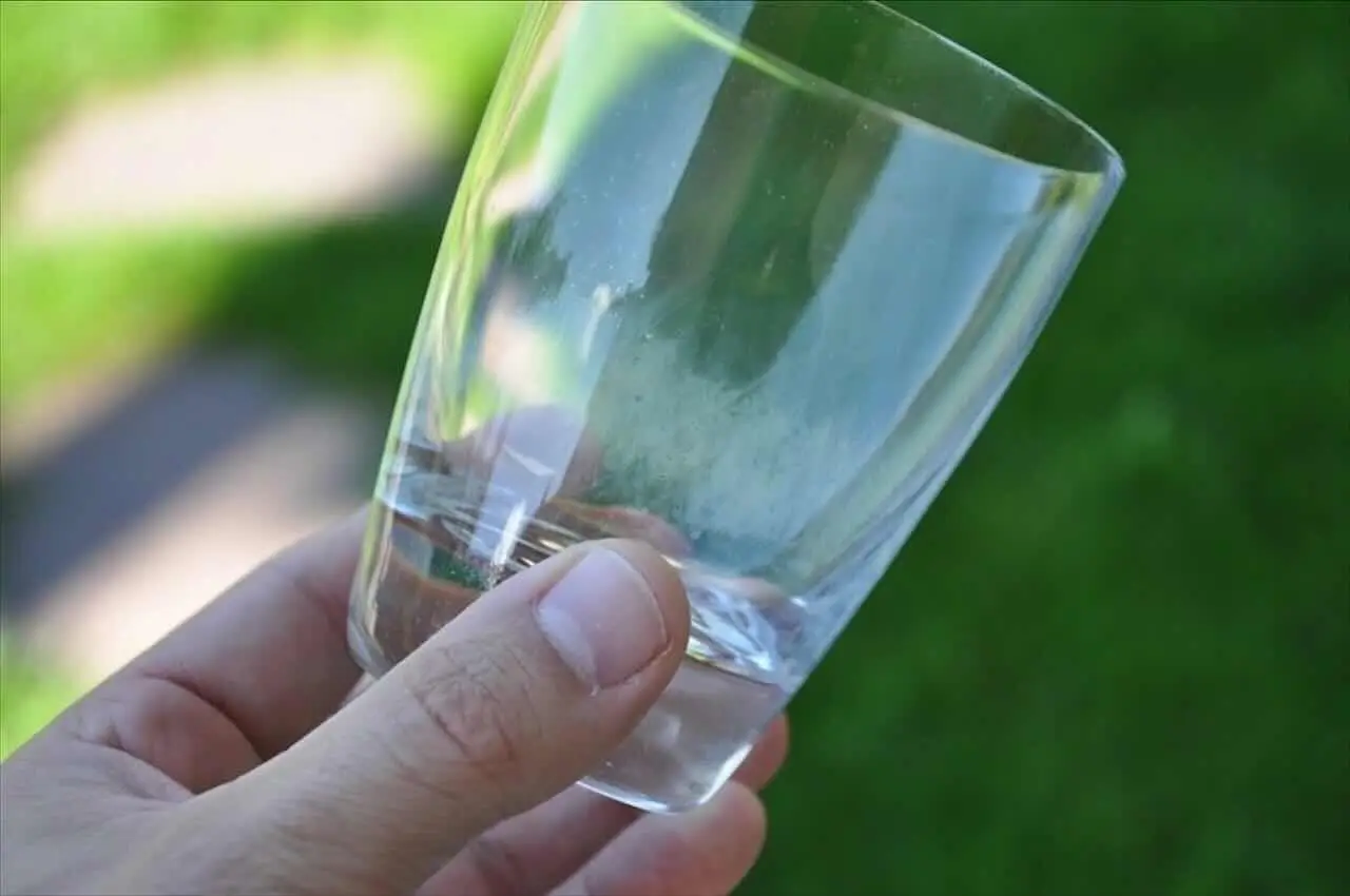 Il metodo facile per eliminare la patina bianca dai bicchieri