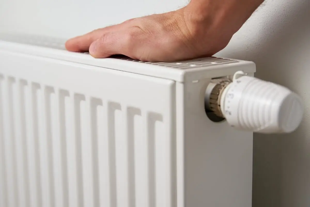 Come togliere la polvere dai caloriferi: ecco il trucco veloce ed efficace