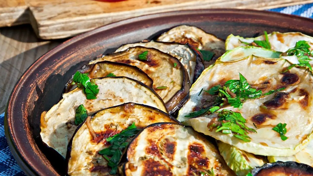 Melanzane a tavola: ecco come consumarle per ridurre il colesterolo Melanzane a tavola: ecco come consumarle per ridurre il colesterolo