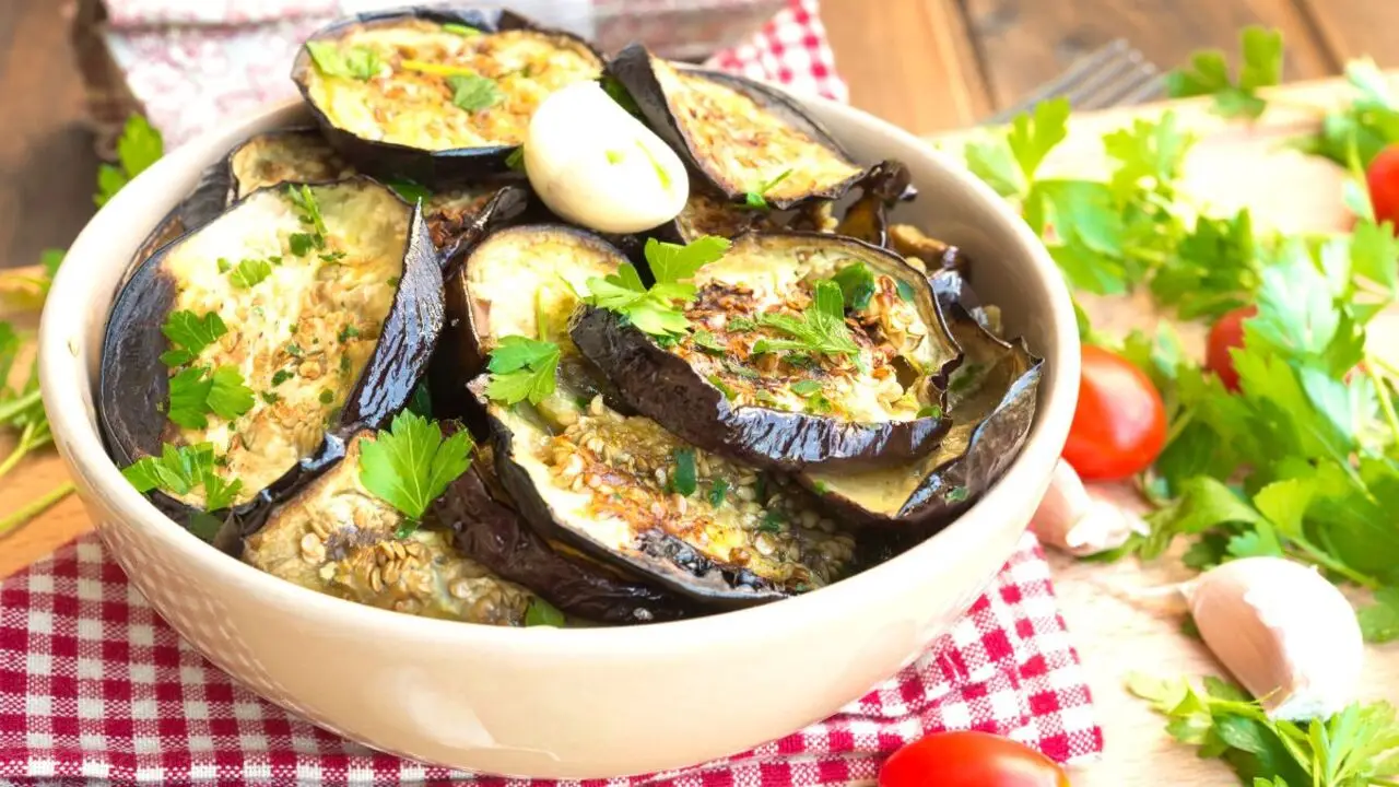 Melanzane a tavola: ecco come consumarle per ridurre il colesterolo Melanzane a tavola: ecco come consumarle per ridurre il colesterolo